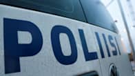 Poliisiauton kylki, jossa lukee isolla poliisi.