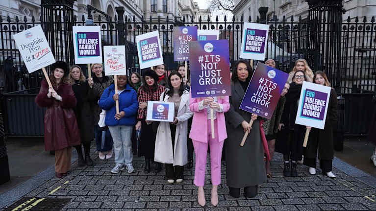 Kvinnor demonstrerar i London mot framställning av AI-porr och djupfejkar. Demonstranterna håller skyltar med texten "Det är inte bara Grok".