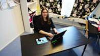 Heidi Valtasaari i sitt kontor på Aurakoulutus i Åbo den 21.3.2022.