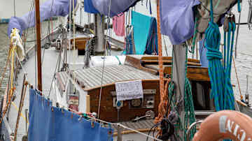 A note was posted on the deck of the ship prohibiting the captain from being woken up. 