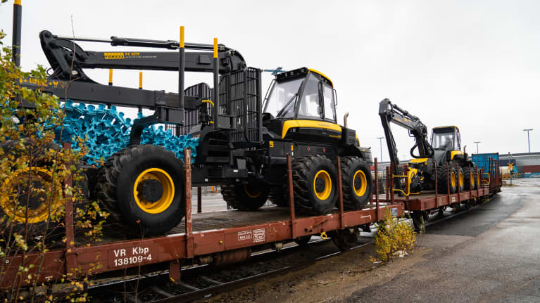 yleiskuva - Ponsen valmistamia metsäkoneita kuljetettavana junavaunujen päällä