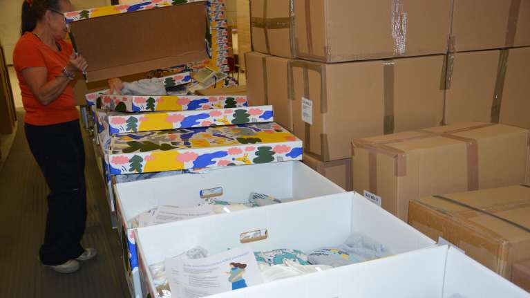 There is a “first bed” for many babies on the table here. Babies sleeping in a cardboard box have been marveled at in other parts of the world. Photo: Yle/Veikko Veivo