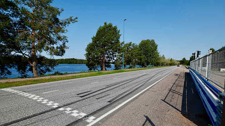 Renkaan jäljet asvaltilla. 