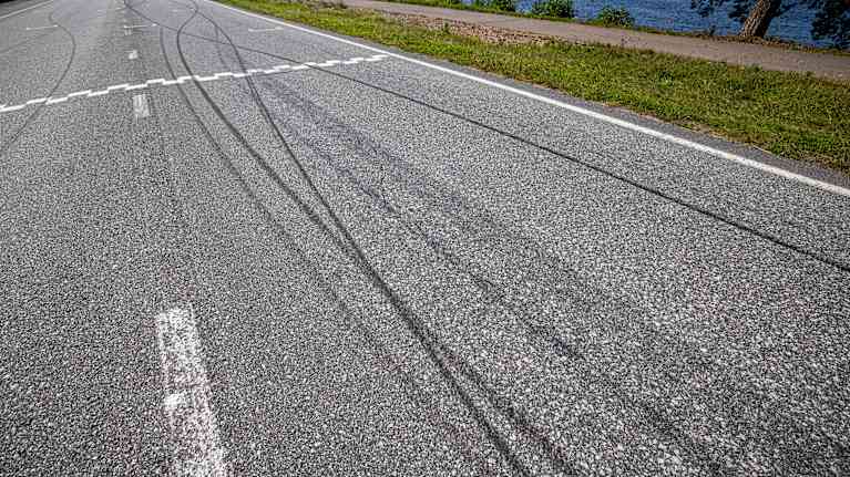 Kumin poltosta jääneitä mustia viivoja Imatranajojen lähtösuoralla.