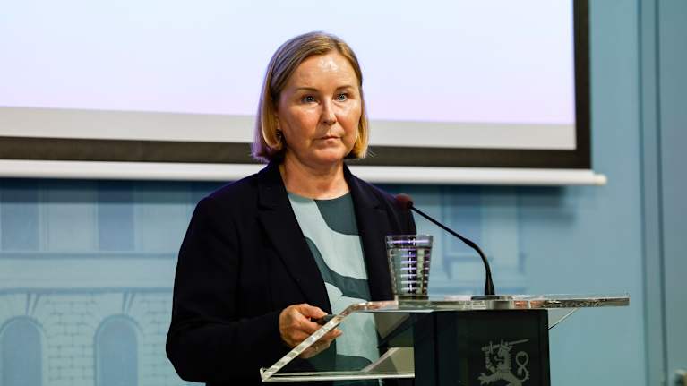 Kaisa Juuso puhuu tiedotustilaisuudessa.