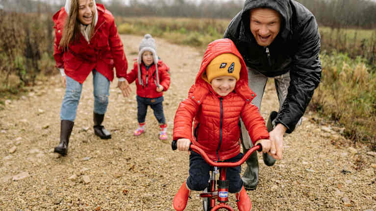 Nykyään isät osallistuvat lasten kasvatukseen. Kuva: pexels.com