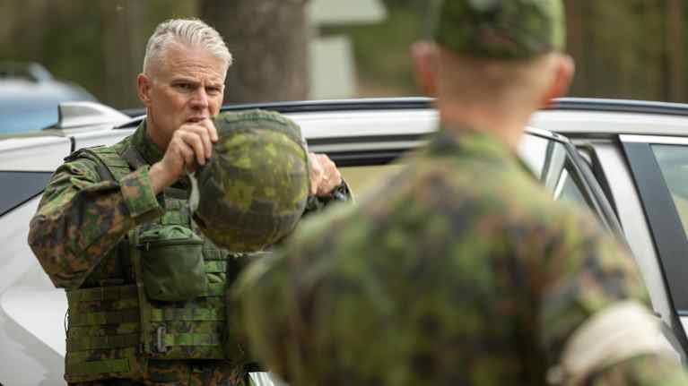 Finnish Army‍ Commander Pasi⁤ Välimäki observes military exercises in Kouvola.
