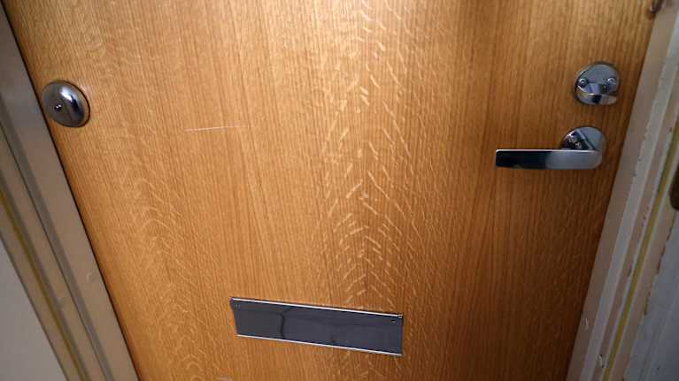 asunnon ulko-ovi sisäpuolelta.