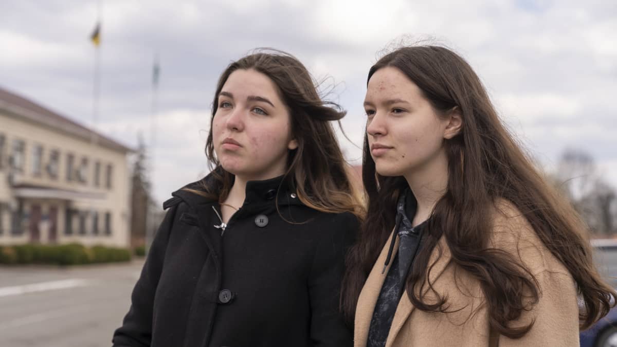Elina, 19 ja Sofia, 16, piiloutuivat, kun Venäjän joukot tulivat heidän kotikaupunkiinsa Ivankiviin noin 85 kilometerin päähän Kiovasta. Venäjän joukot raiskasivat lukuisia siviilejä miehityksen aikana.