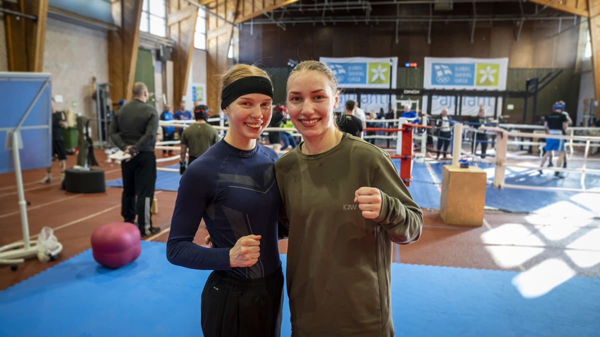 Naisnyrkkeilijät Vilma Viitanen ja Pihla Kaivo-oja poseeraavat kameralle Pajulahden Urheiluopistolla.