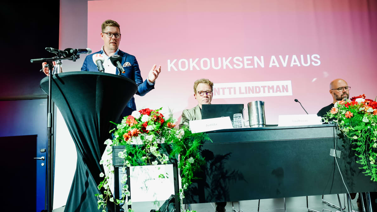 Antti Lindtman pitää puhetta.