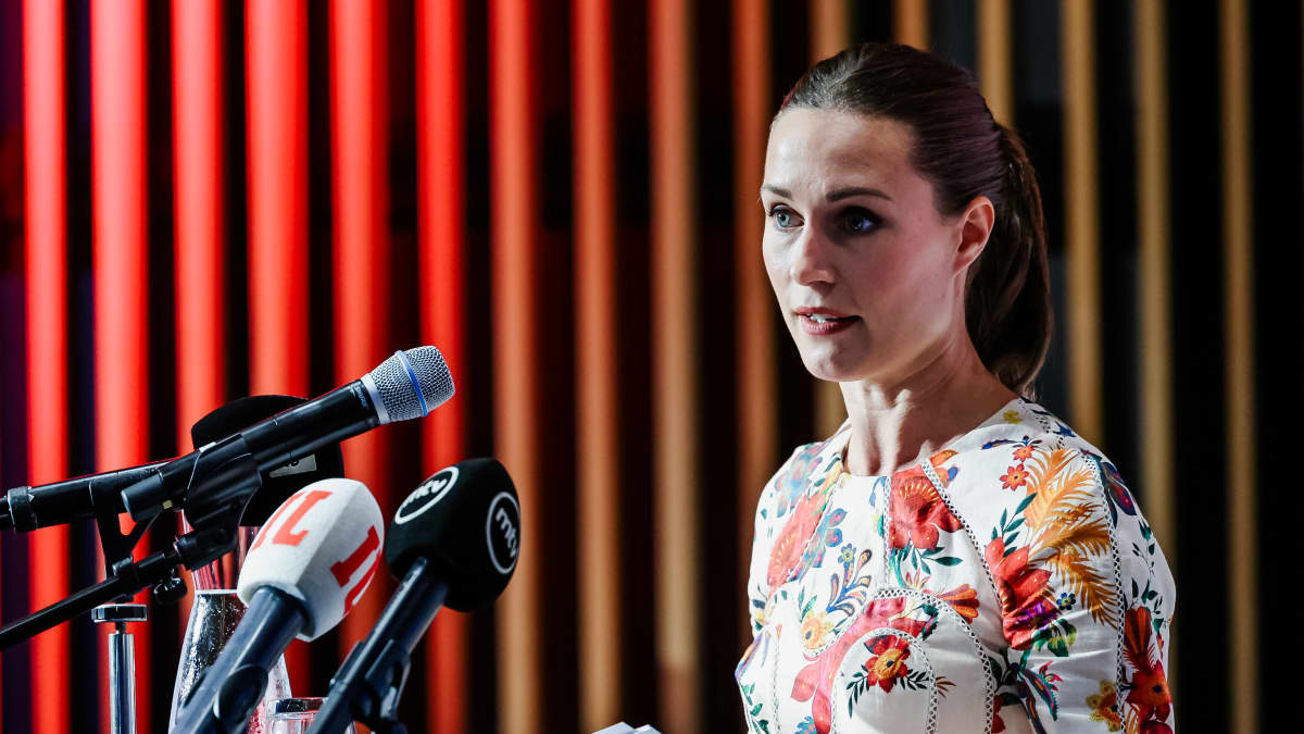 Sanna Marin pitää puhetta.