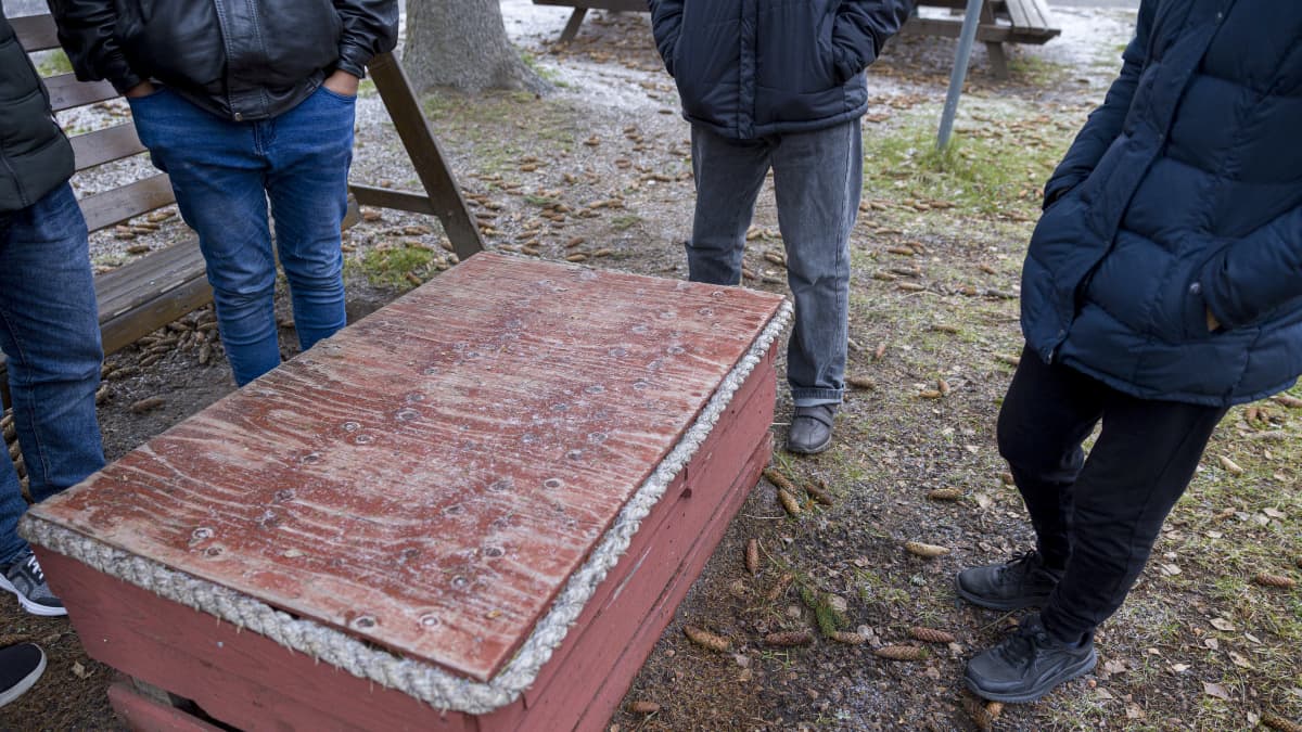 Turvapaikanhakijoita Joutsenon vastaanottokeskuksen edustalla 14.11.2023.