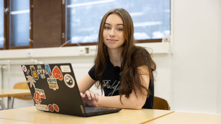 Vaskivuoren lukion opiskelija Marta Sundell katsoo kameraan tietokone edessään.