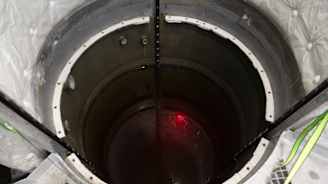 Laivan pohjassa on suuri aukko, jossa loistaa punainen valo.