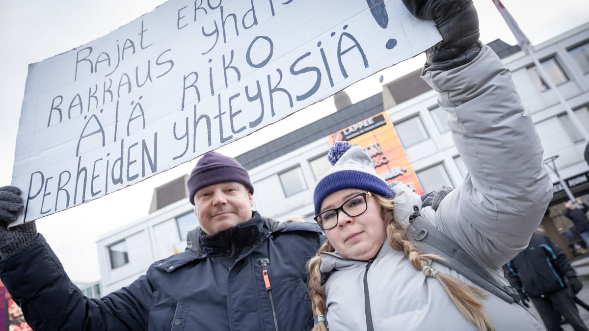 Kari Karjalainen ja Ljudmila Karjalainen ovat naimisissa ja asuvat Lappeenrannassa. Ljudmilan 80-vuotias isä asuun rajan takana Pietarissa.