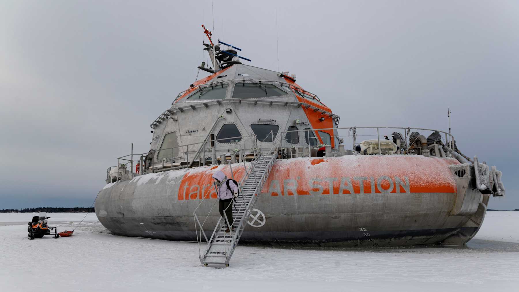 Ihminen kävelee alas tutkimusaluksen portaita jäälle.