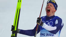 Iivo Niskanen tuulettaa 15 kilometrin olympiakultaa.