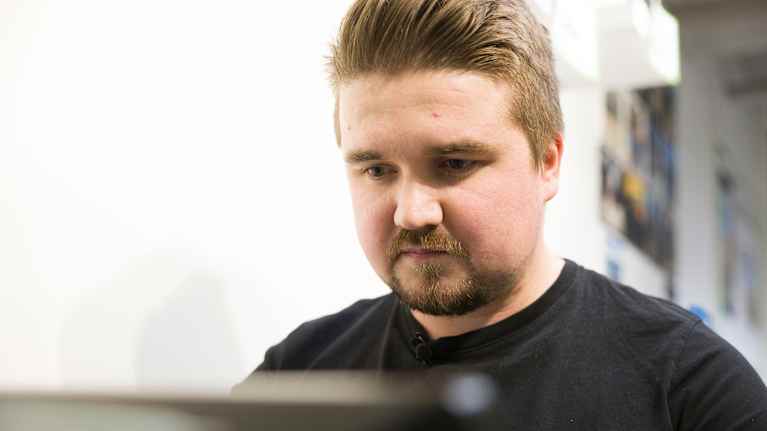 Viktor Andersson siirtmässä digikuvia tietokoneelle.