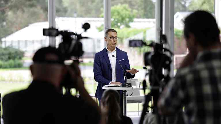 Stubb puhuu tiedotustilaisuudessa.