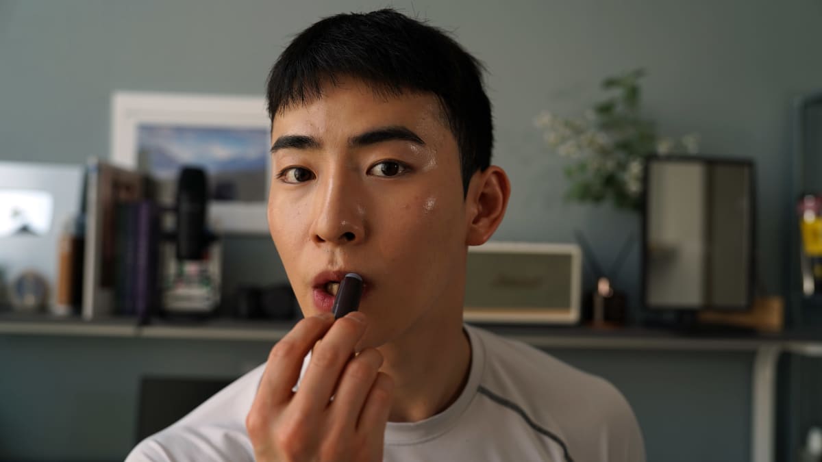 Eteläkorealainen Jung-Won Kim laittaa huulipunaa itselleen.