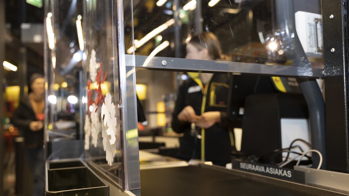  Glass booths appeared in Aleppoi, Vantaa. Photo: Ronnie Holmberg / Yle