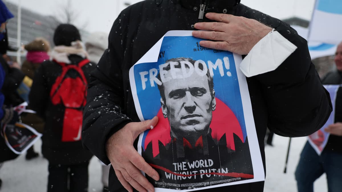 Mielenosoittaja pitää lappua jossa vaaditaan vapauttamaan Aleksei Navalnyi.