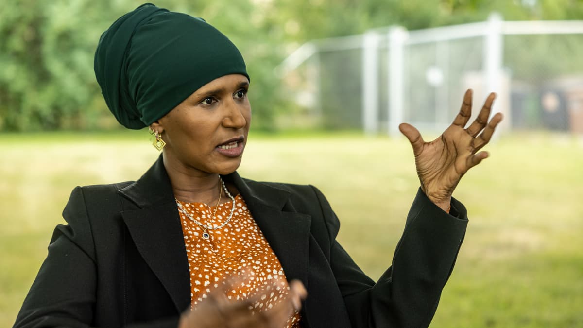 Porträttfoto av gestikulerande kvinna i turban
