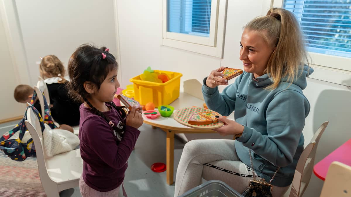 Lastenhoitaja Anastassia Afanasjeva helsinkiläisessä päiväkodissa. Kuva: Jari Kovalainen / Yle