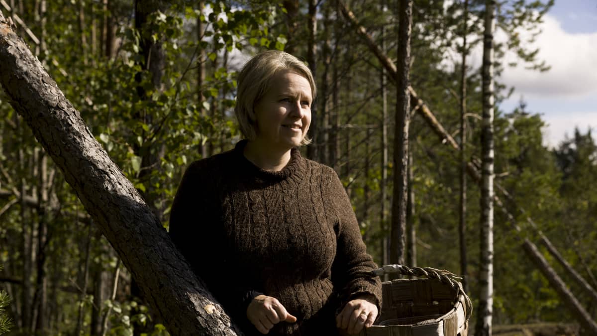 Biologi, filosofian tohtori Hanna Tuovila sienimetsässä.