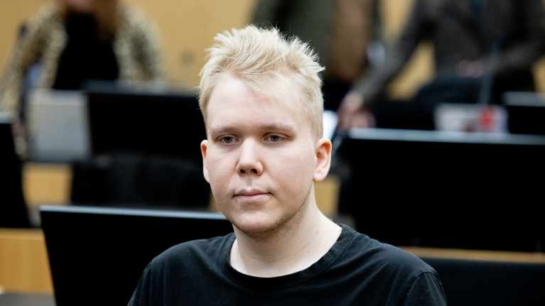  Vastaamon tietomurrosta syytetty Aleksanteri Kivimäki ja hänen asianajaja Peter Jaari Länsi-Uudenmaan käräjäoikeudessa.