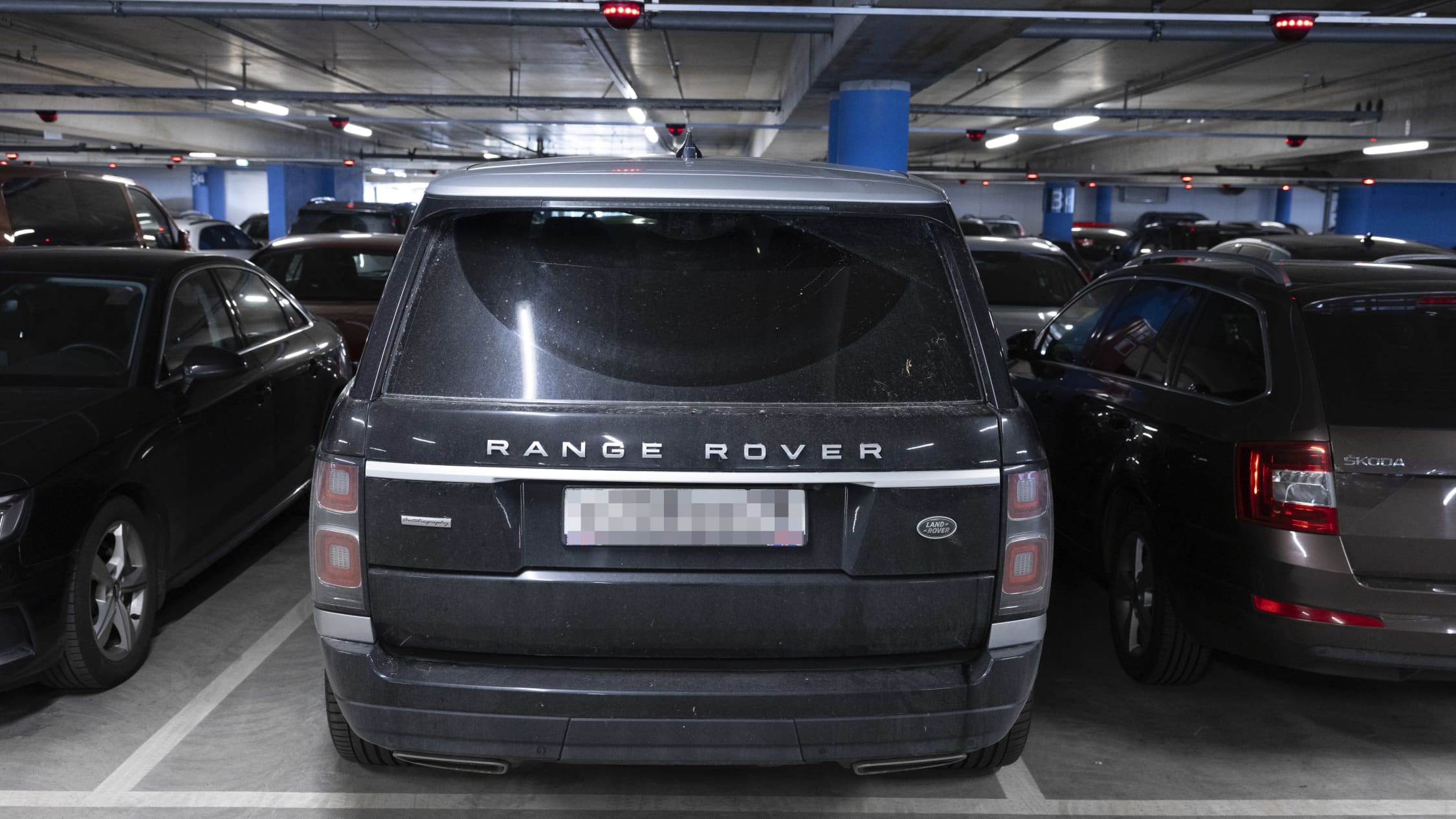 Venäläinen auto (Land Rover) pysäköitynä Helsinki–Vantaan lentoasemalla.