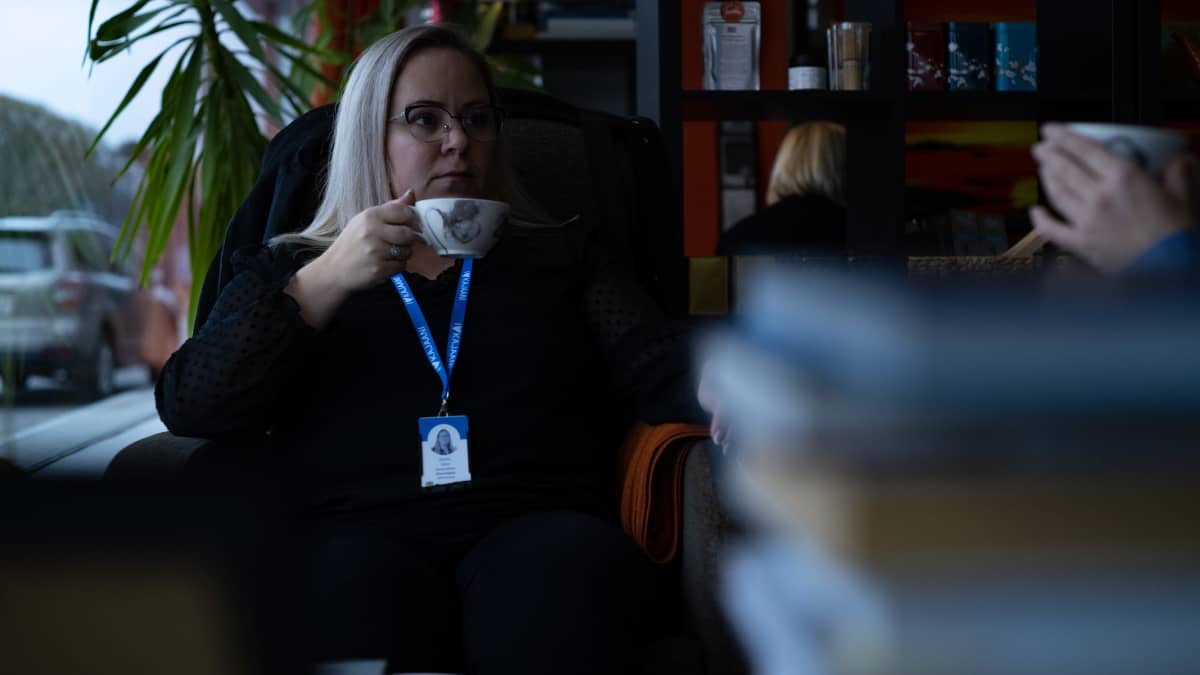 Natalia Alava nautiskelee teetä ikkunan ääressä.
