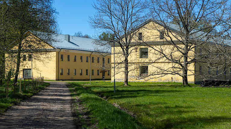 Kyminlinnan linnoitusalueella keltaisia kasarmirakennuksia.