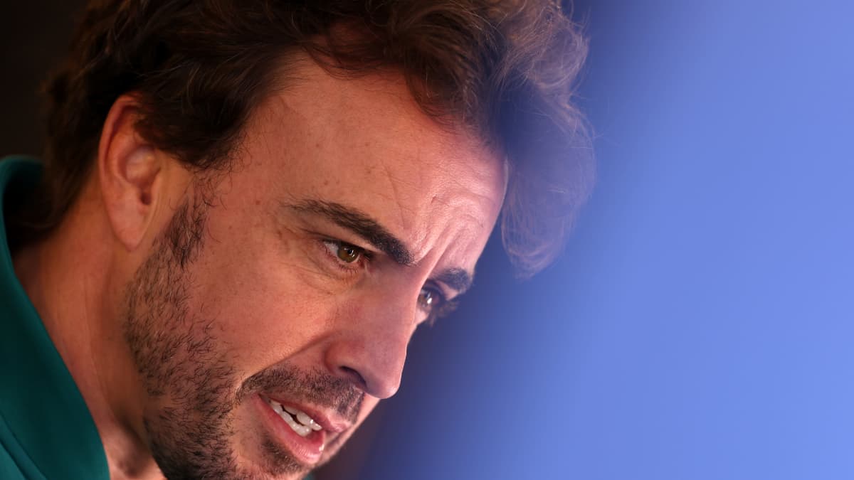 Fernando Alonso katsoo kameraan.