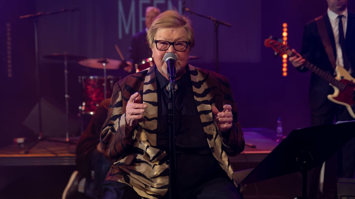 Jussi Raittinen (Jussi & The Boys) esiintymässä päivällä pidettävässä"Mummodiskossa" Vuosaaren Vuotalolla, Helsinki, 17.11.2023.