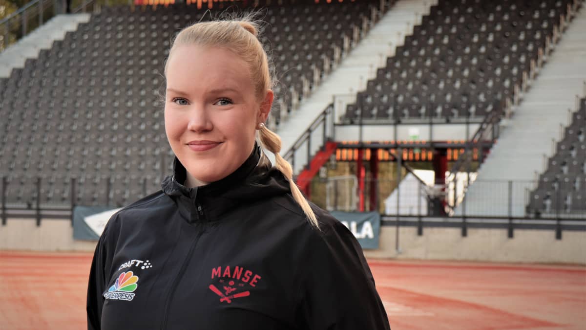 Manse PP:n ottelukuuluttaja Elina Alamylläri Kaupin pesäpallostadionilla.