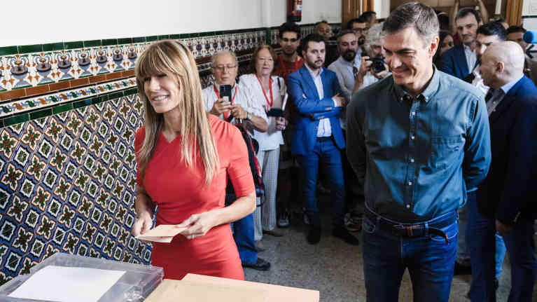Begoña Gómez ja Pedro Sánchez äänestämässä Madridissa heinäkuussa 2023.