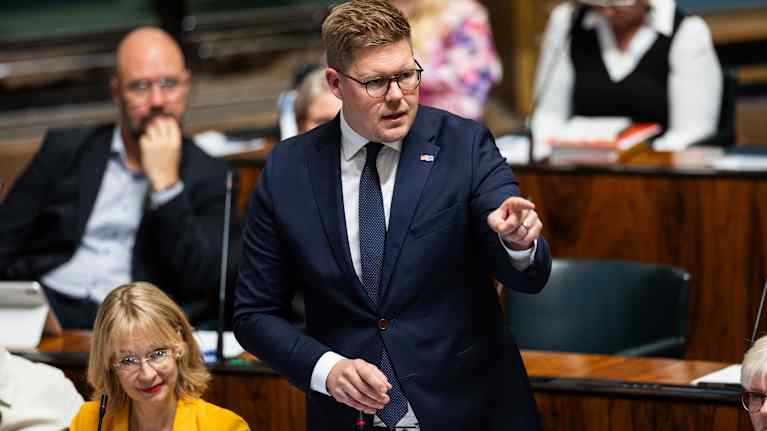 Oppositio kritisoi hallituksen suunnitelmia. Kuvassa SDP:n puheenjohtaja Antti Lindtman. Kuva: Silja Viitala / Yle