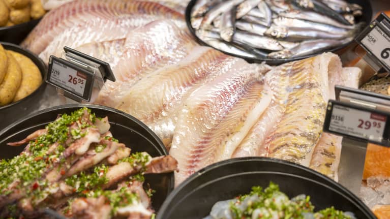 スーパーの陳列に並ぶ鮮魚。