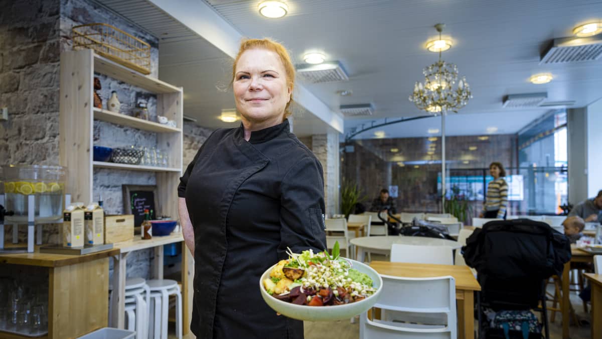 Katriinan kasvisravintolan perustaja Maija Silvennoinen.