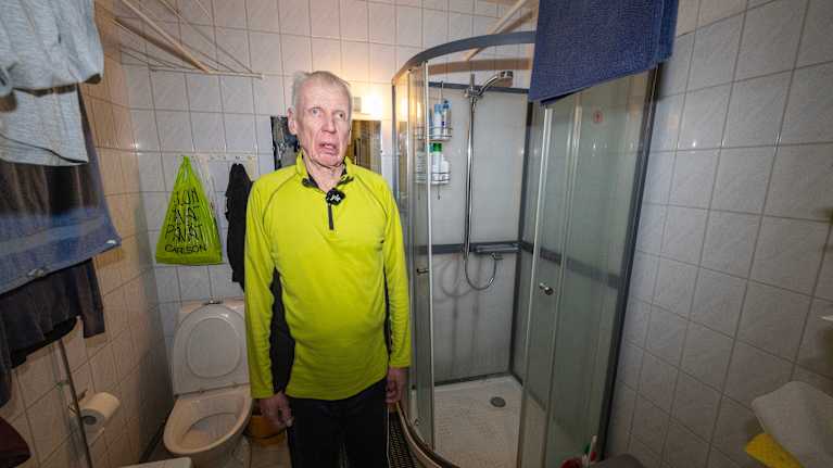 Timo Pulkkinen&rsquo;s broken shower stall.