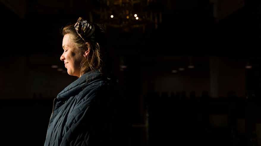 Linda Andersson seisoo silmät suljettuna Porvoon Tuomiokirkossa.