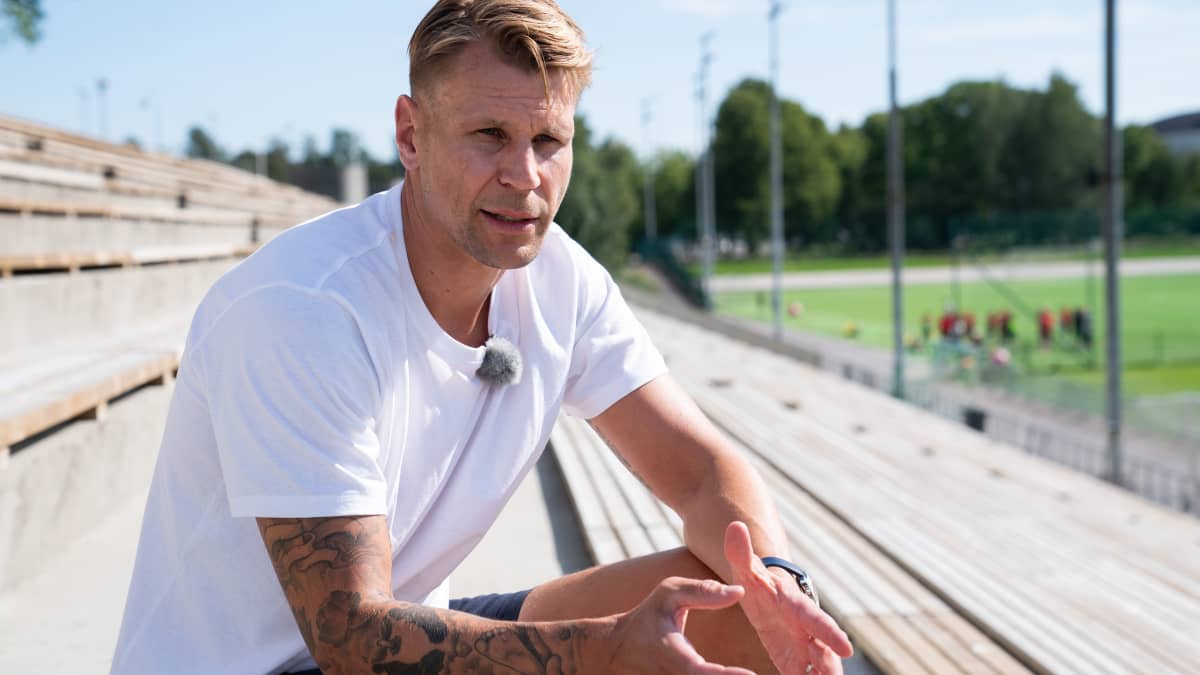 Toni Koskelan haastattelu Töölön jalkastadionilla
