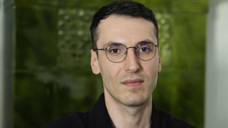 Kirjailija Pajtim Statovci. Kuva: Katriina Laine / Yle