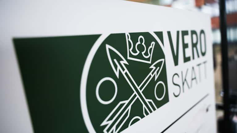 White sign with the tax administration logo and the text Vero Skatt in green.