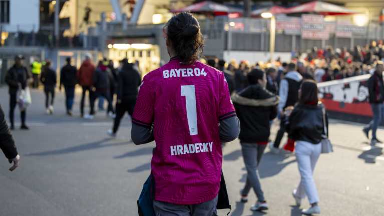 Bayer 04 Leverkusenin fani Lukas Hradeckyn pelipaita päällä menossa Eurooppa-liigan otteluun West Hamia vastaan 11.4.2024.