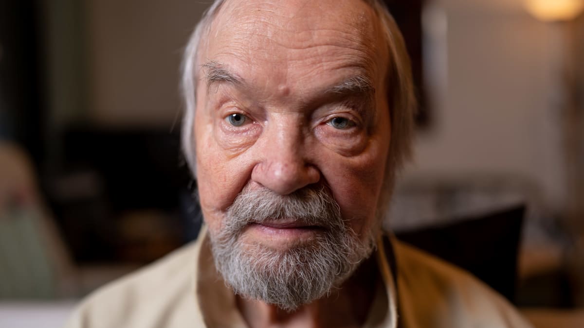 90-vuotias entinen elokuvaaja Veikko Mård kotisohvallaan Tuusulassa.