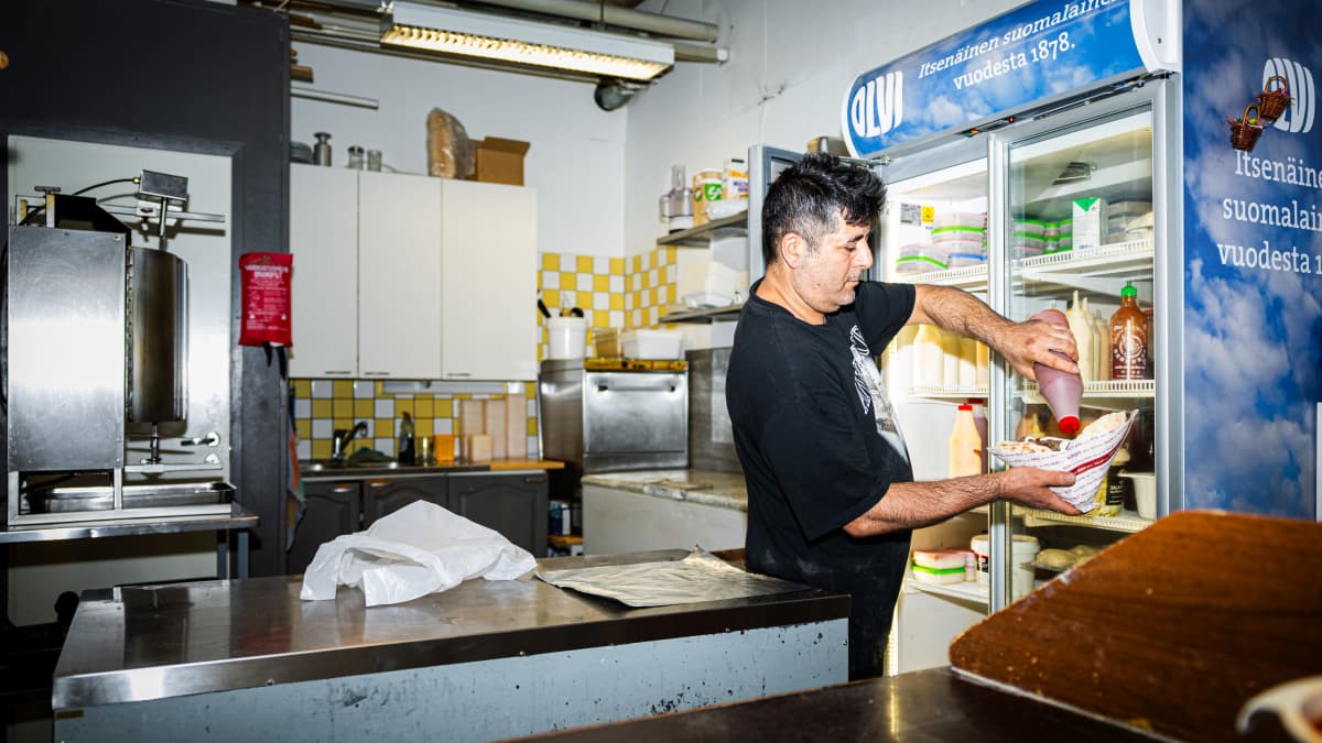 Jyväskylän Pupuhuhdassa sijaitsevan Pizzeria Feminin omistaja Mustafa Koldas valmistaa annosta.
