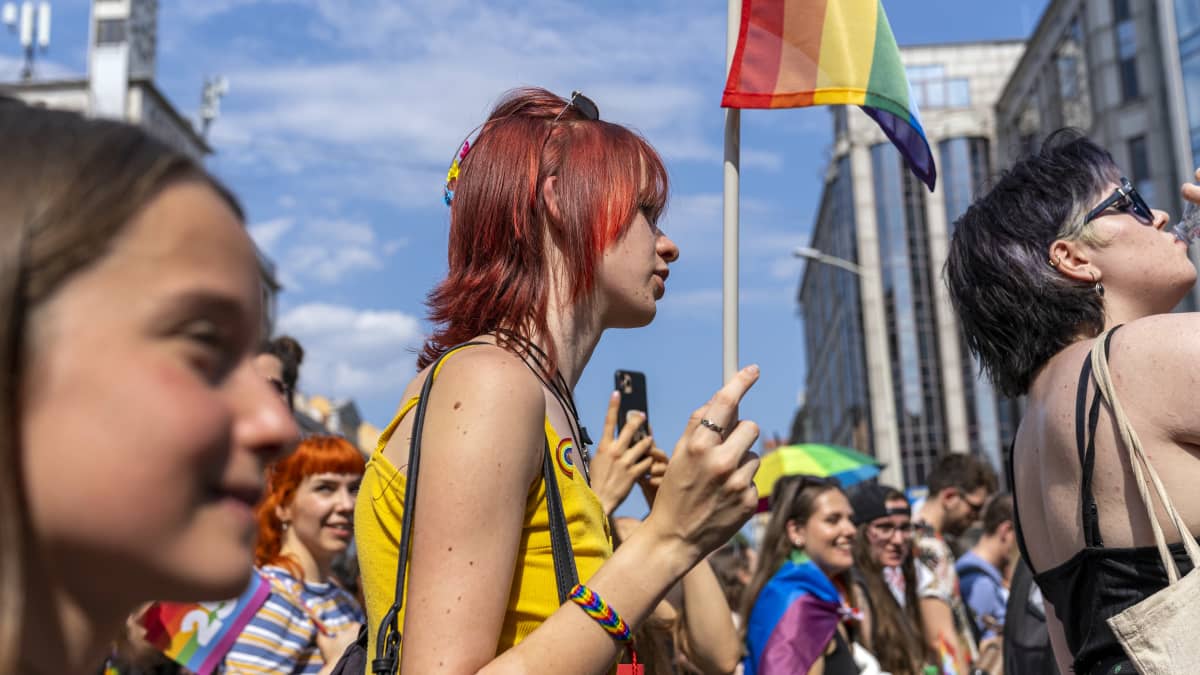 Juhlijoita Budapest Pride-kulkueessa 2021.